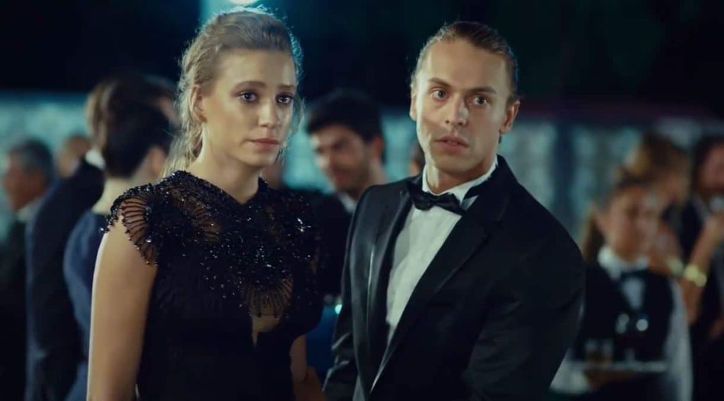 Netflix'in Serenay Sarıkaya ve Metin Akdülger'li "Kimler Geldi