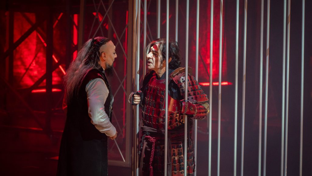 Okan Bayülgen'in  'Drakula' oyunun prömiyeri gerçekleşti!