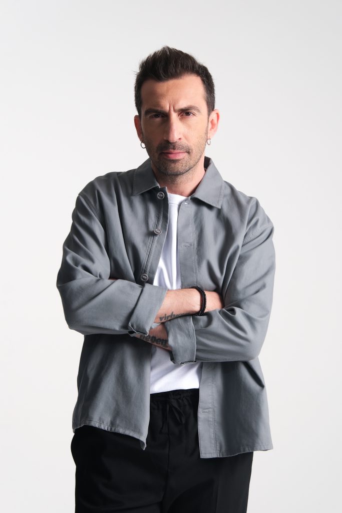 On parmağında on marifet: Erdem Yener'den yeni şarkı!