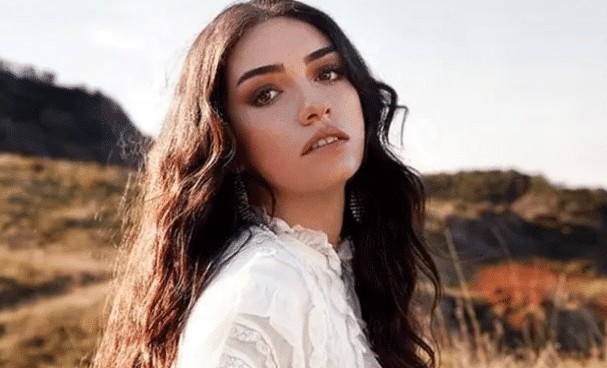 Onur Ünlü’nün yöneteceği dijital dizi Yoktan Seçmeli’de Hazar Ergüçlü oynayacak! Onur Ünlü'nün yöneteceği dijital dizi Yoktan Seçmeli'de Hazar Ergüçlü oynayacak!