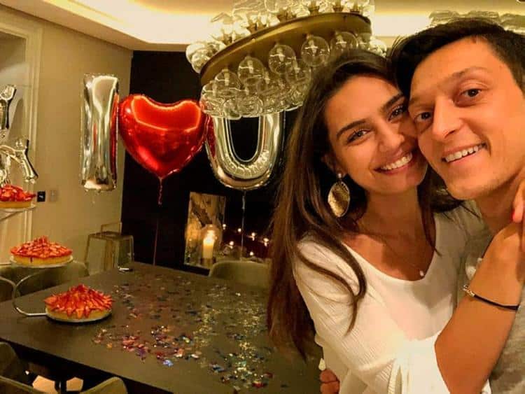 Oyuncu Amine Gülşe ve futbolcu Mesut Özil nişanlandı!