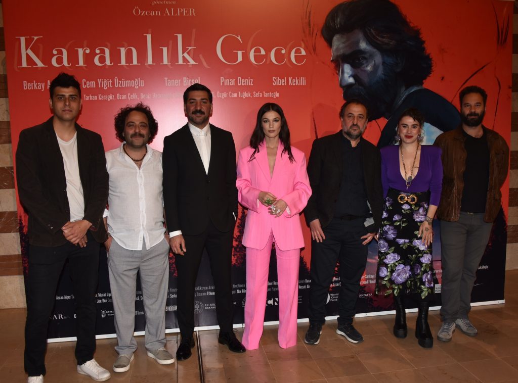 Özcan Alper’in ödüllü filmi ‘Karanlık Gece’nin galası dün gerçekleştirildi!