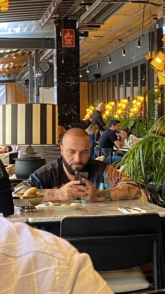 ÖZEL HABER | Garsonlar Berkay Şahin'in etrafında pervane oldu!