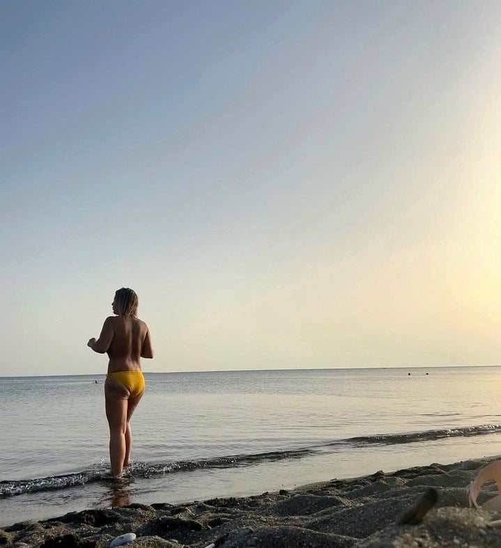 ÖZEL HABER | Pelin Öztekin bikinisiz denize girdiği shoplu kareleri paylaştı!