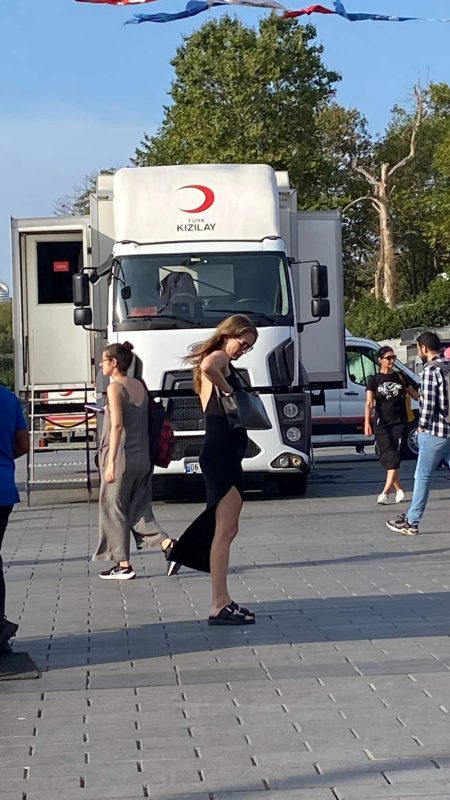 ÖZEL HABER | Yasemin Allen Taksim'de görüntülendi!