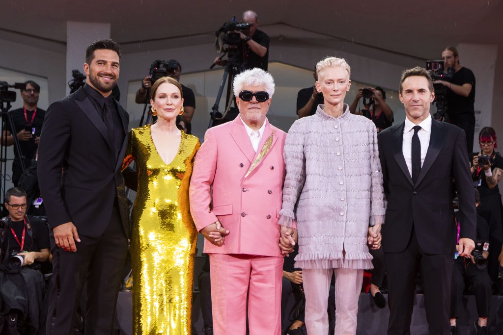 Pedro Almodóvar imzalı “Yandaki Oda” Venedik Film Festivali’nde   18 dakika boyunca ayakta alkışlandı