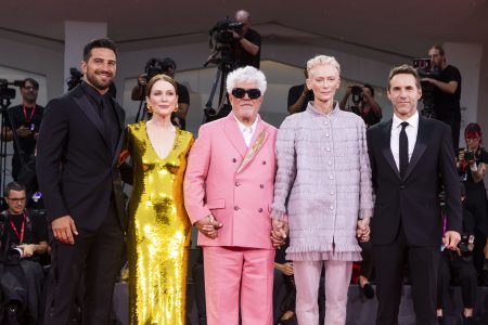 Pedro Almodóvar imzalı “Yandaki Oda” Venedik Film Festivali’nde   18 dakika boyunca ayakta alkışlandı
