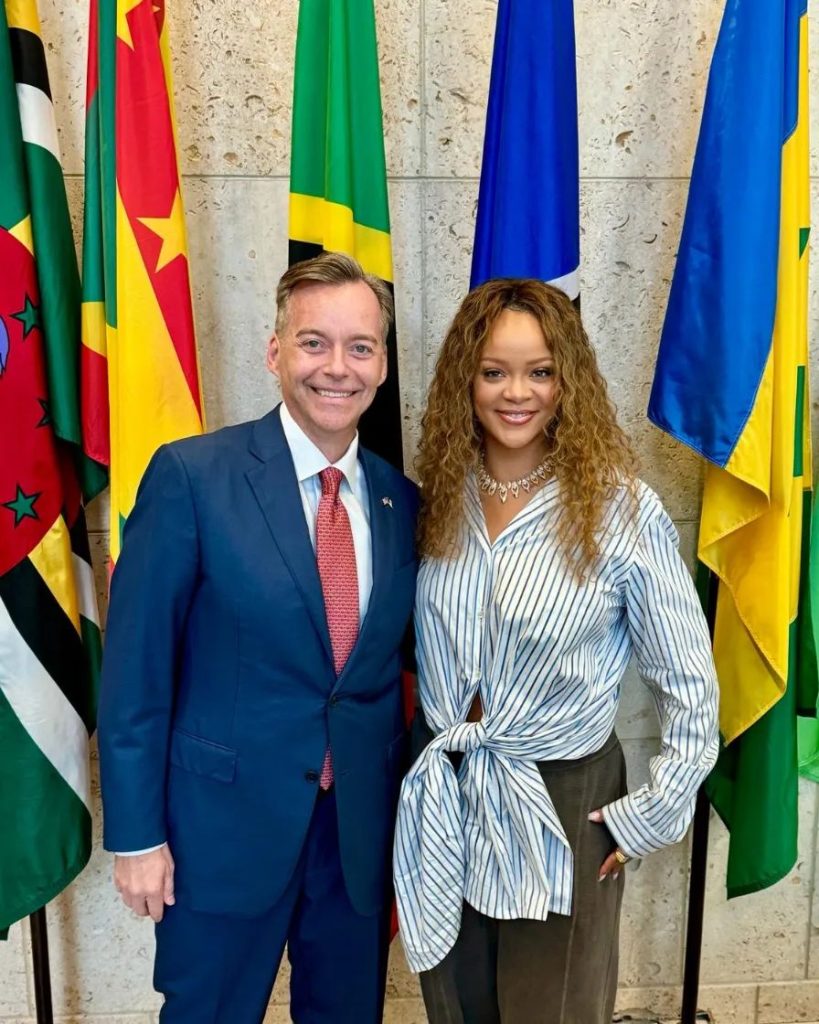 Rihanna'nın kolyesi göz kamaştırdı