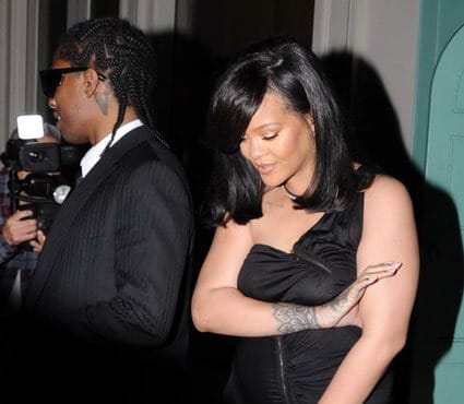 Rihanna'ya transparan elbise şoku!
