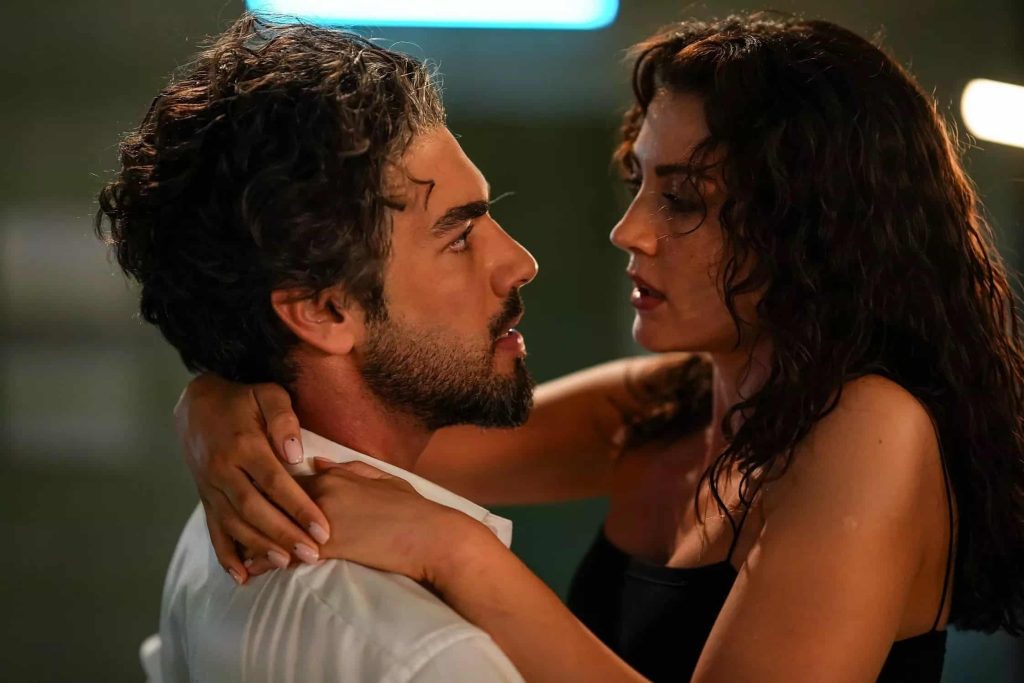 Ruhun Duymaz 2. Bölümde ortalık karıştı! Ece ve Onur birlikte çalışmaya devam eder!