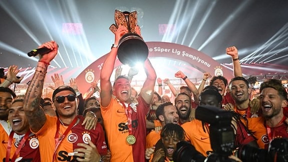 Şampiyon Galatasaray kupasına kavuştu!