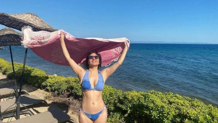 Şarkıcı Göksel'in bikinili fotoğrafını görenler yaşına inanamadı!
