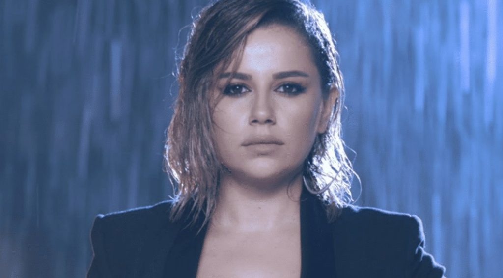 Şarkıcı Merve Özbey’in davranışı alkış aldı Şarkıcı Merve Özbey'in davranışı alkış aldı