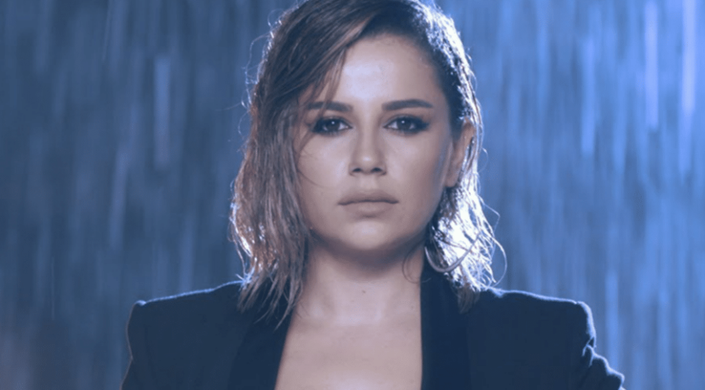 Şarkıcı Merve Özbey'in davranışı alkış aldı
