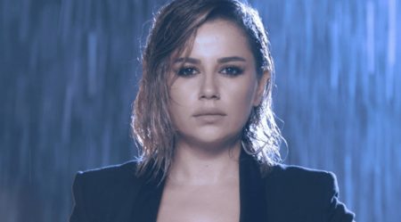 Şarkıcı Merve Özbey'in davranışı alkış aldı