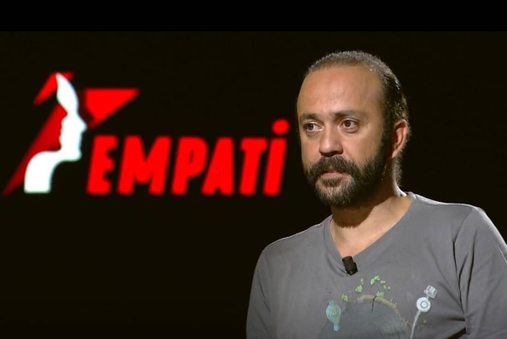 Sarp Akkaya: "Zor bir çocukluk geçirdim"