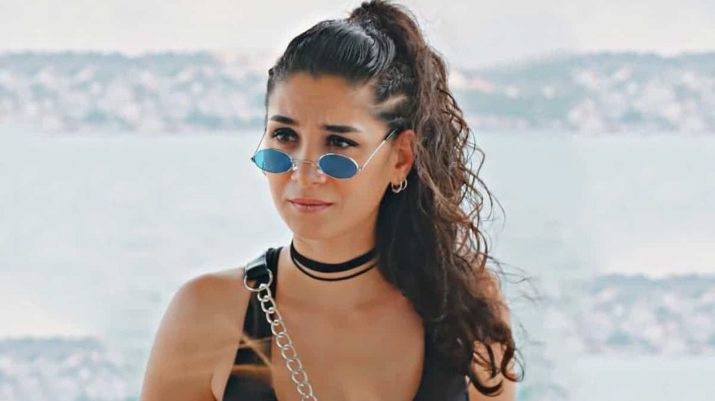 Sen Çal Kapımı'nın Fifi'si Sitare Akbaş