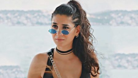 Sen Çal Kapımı'nın Fifi'si Sitare Akbaş