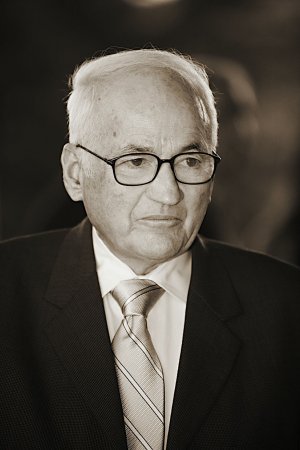 Senarist ve yapımcı Bernard "Bud" Wiser