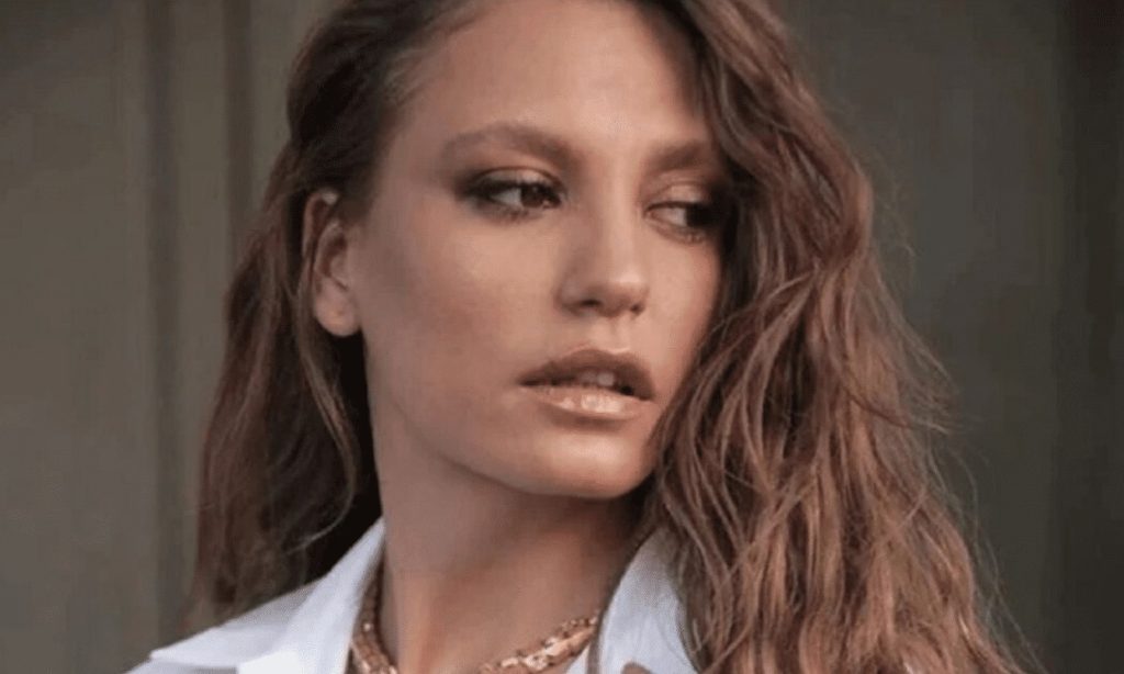 Serenay Sarıkaya sıfır makyajla poz verdi Serenay Sarıkaya sıfır makyajla poz verdi
