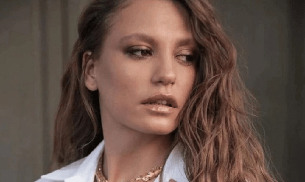 Serenay Sarıkaya sıfır makyajla poz verdi