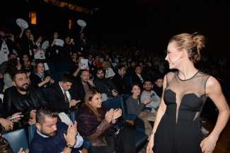 Serenay Sarıkaya'dan geceye damga vuran dekolte!