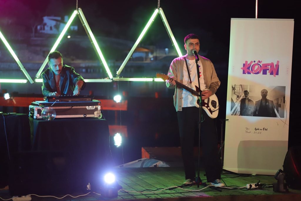 Sevilen müzik grubu "Köfn" Maviye Sürgün'ün bu akşamki bölümüne konuk oluyor!