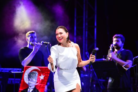 Şevval Sam'dan unutulmayacak bir kutlama!