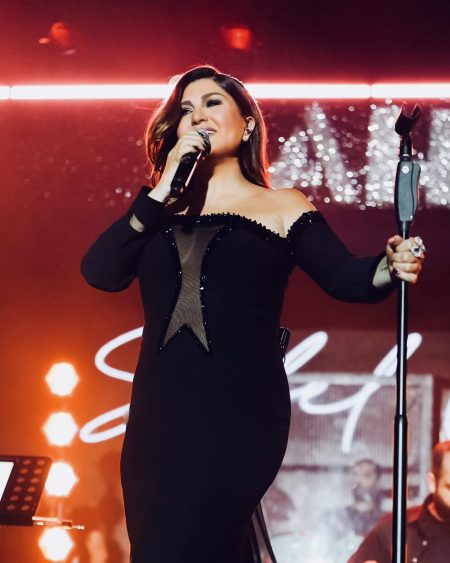 Sibel Can'a sahnede lüks jest!