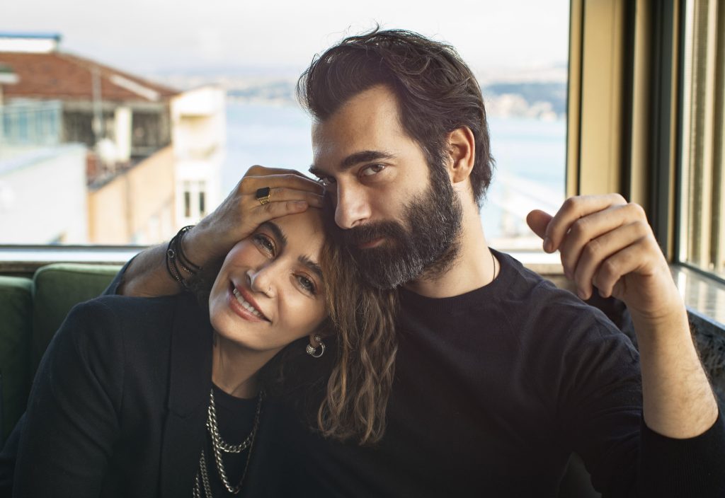 Sıla Gençoğlu ve İlker Kaleli depremzede çocukların elinden tuttu!