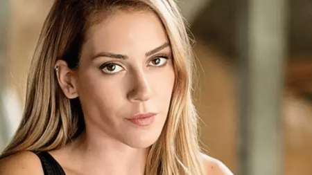 Sinem Kobal güzelliğiyle büyüledi