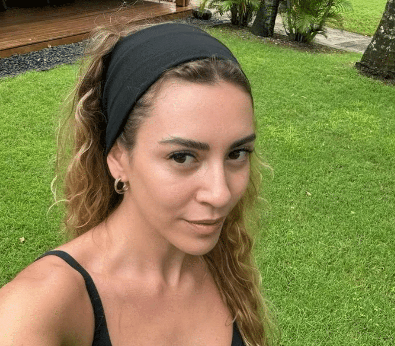 Sinem Kobal makyajsız halini paylaştı