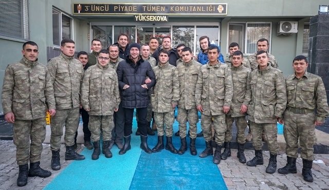 Söz dizisi oyuncuları Hakkari'deki askerlerimizi ziyaret etti!