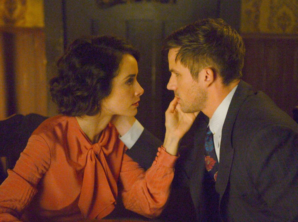 Timeless'ın yaratıcısı Lucy ve Wyatt ilişkisinin geleceği hakkında konuştu!
