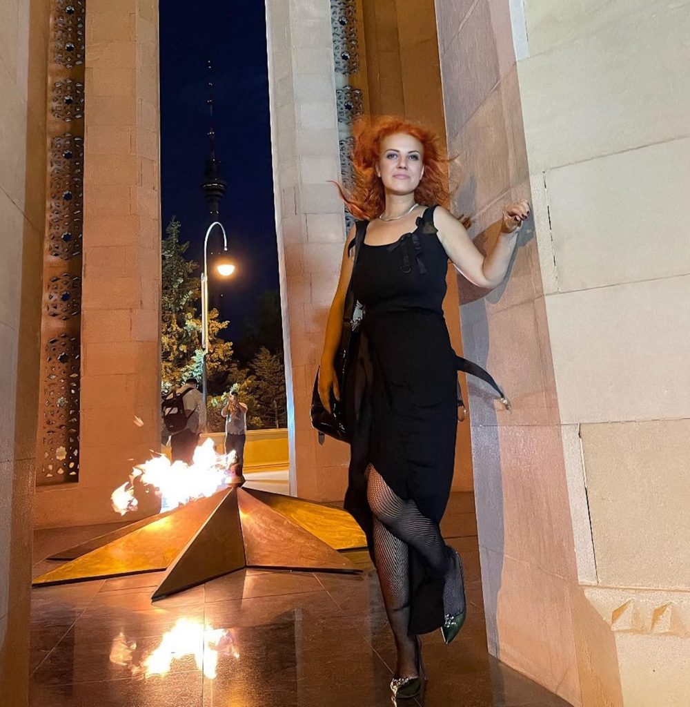 Tiyatro sahnesinde Demet Akalın modeli!