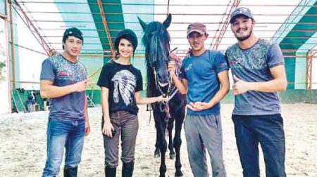 Tuba Büyüküstün At Binmeyi Öğreniyor!