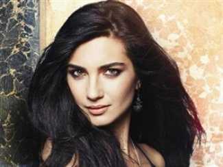Tuba Büyüküstün'den Hürrem'e destek!