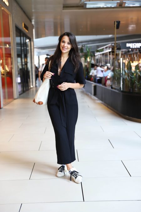 Tuvana Türkay siyahlara büründü