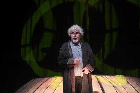 Uğur Yücel’in "Neyzen" oyunu sahnelenmeye kapalı gişe devam ediyor!
