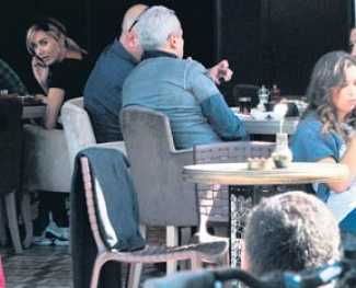 Ünlü isim yeni aşkıyla eski sevgilisine yakalanınca!