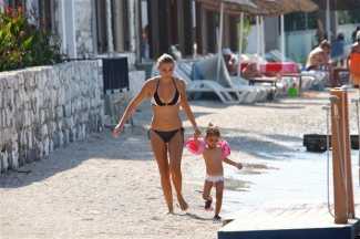 Ünlü oyuncu tatil sezonunu geç açtı!