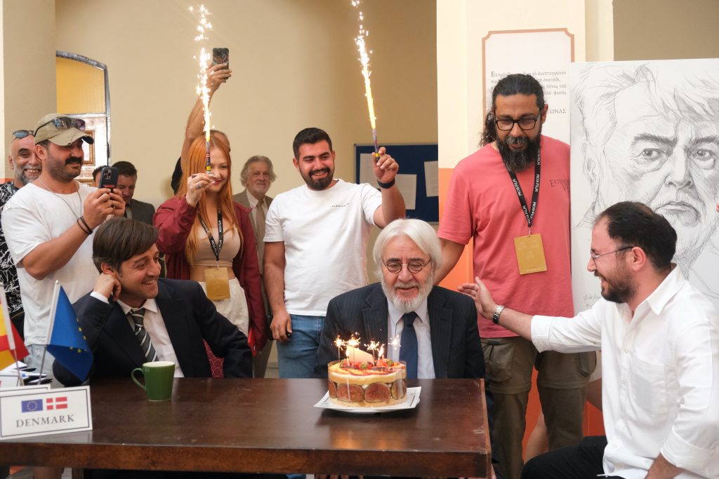 Ünlü oyuncu Uğur Yücel’e ‘Sadık Ahmet’ film setinde doğum günü sürprizi!