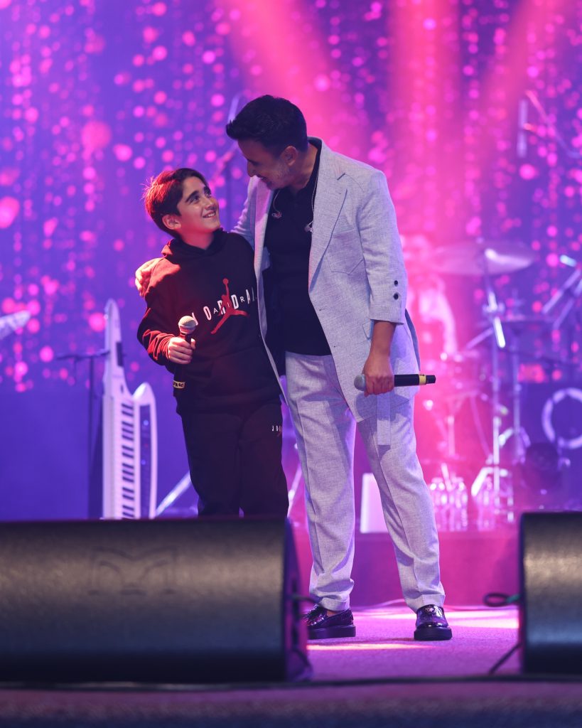Ünlü sanatçı 'Emrah'  konserinde oğluyla yaptığı düet mest etti!