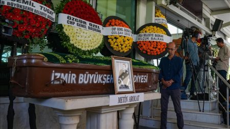 Ünlü şarkıcı Metin Arolat son yolculuğuna uğurlandı!