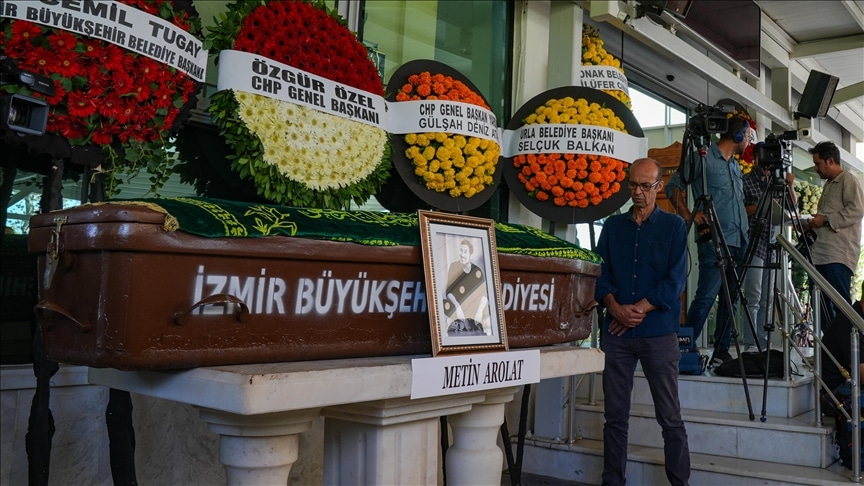 Ünlü şarkıcı Metin Arolat son yolculuğuna uğurlandı!