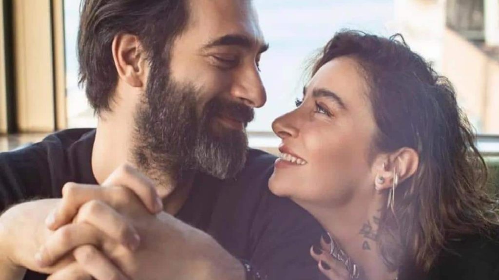 Ünlü şarkıcıdan sevgilisine jest!