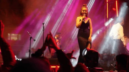 Ünlü şarkıcının konserinde izdiham!
