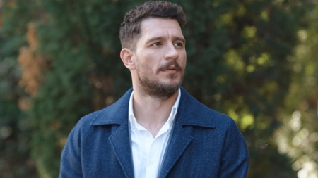 Uraz Kaygılaroğlu'nun sergi pozları tepki çekti