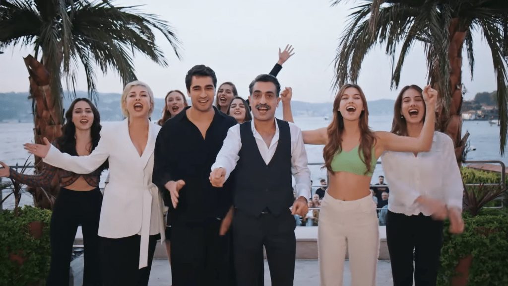 Yalı Çapkını ekibinden muhteşem 29 Ekim kutlaması! Yalı Çapkını ekibinden muhteşem 29 Ekim kutlaması!