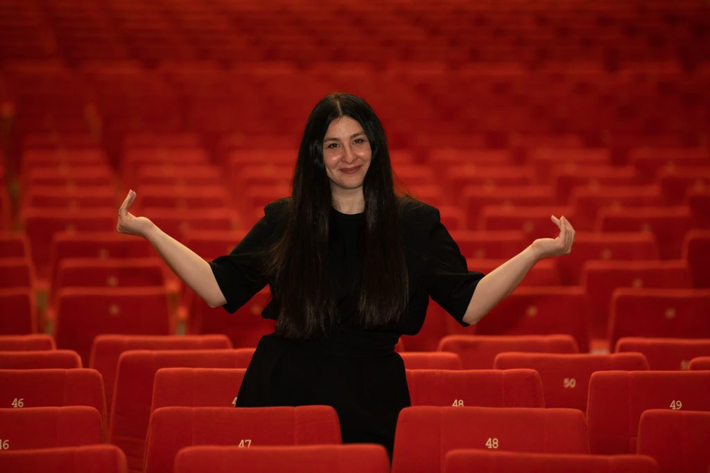 Yasemin Sakallıoğlu'ndan yine bir ilk!